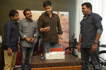 Mahesh Babu Picks Up Srimanthudu Cycle Winner